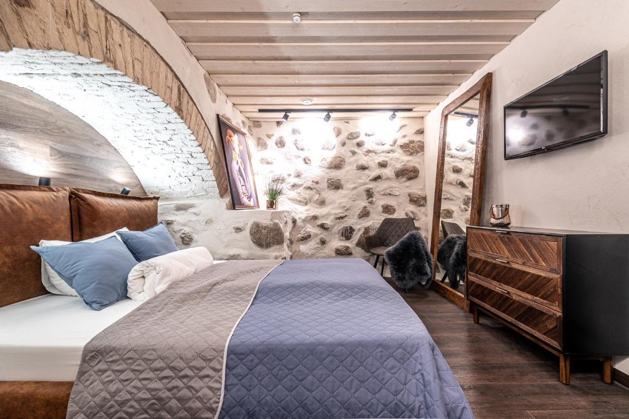 Unesco Hidden Arches - Restored 3 Bedroom Apartment In The Historic Pilies St. Вильнюс Экстерьер фото