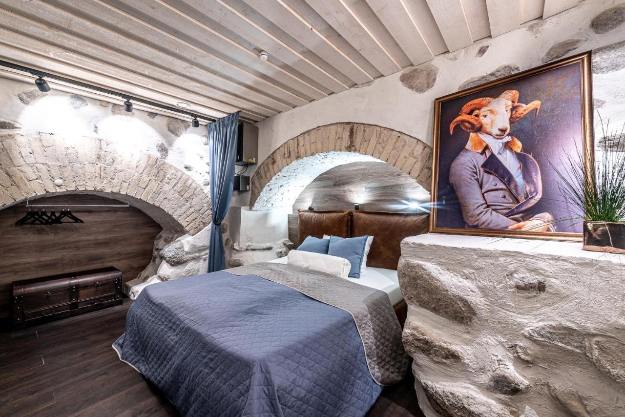 Unesco Hidden Arches - Restored 3 Bedroom Apartment In The Historic Pilies St. Вильнюс Экстерьер фото